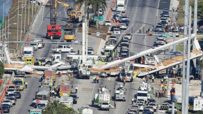 Jembatan yang roboh di Florida. Enam orang tewas tertimpa beton.