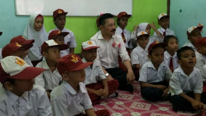 Dubes RI Rusdi Kirana bersama anak-anak pekerja sawit di Sarawak.