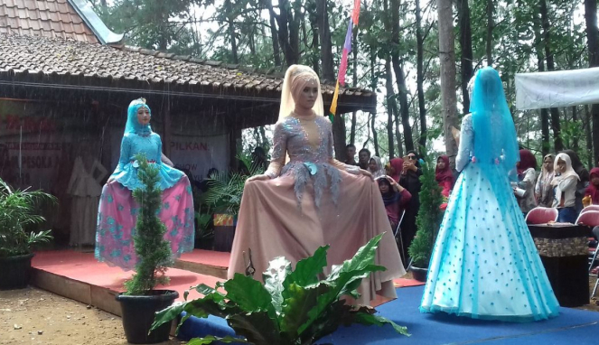 Fashion show busana muslim di Puncak Becici, Bantul