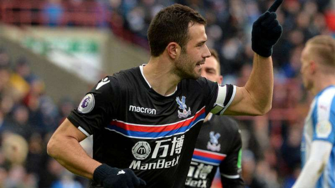 Gelandang Crystal Palace, Luka Milivojevic rayakan gol.