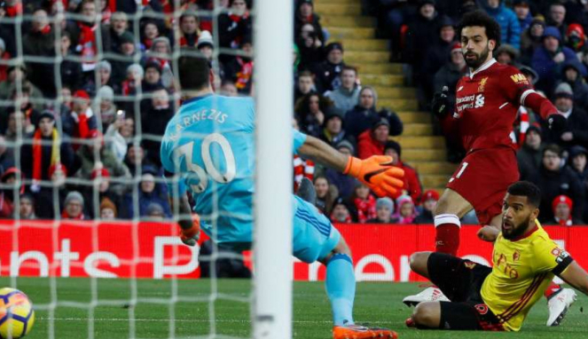 Winger Liverpool, Mohamed Salah bobol gawang Watford.