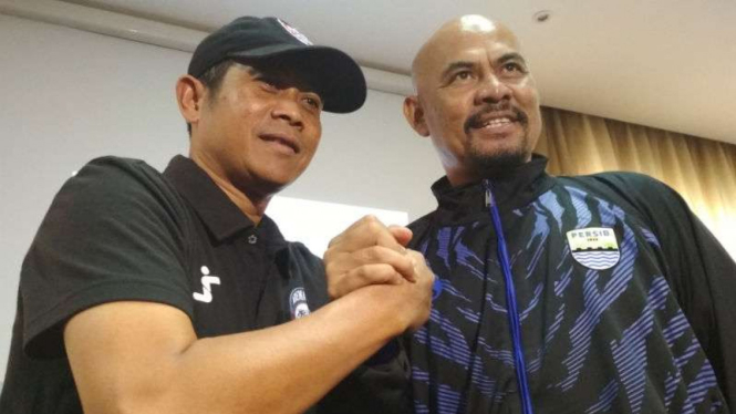 Asisten pelatih Persib Bandung,  Herrie Setyawan (kanan)