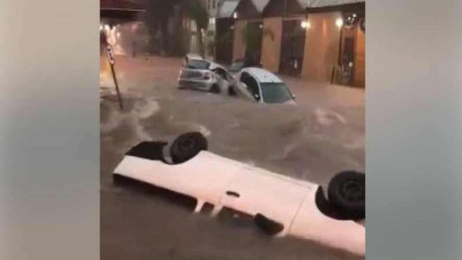 Mobil-mobil yang hanyut di terseret banjir di Brazil.