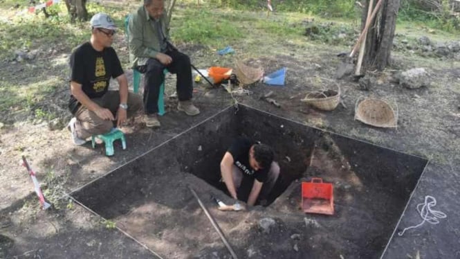 Peneliti menggali tanah untuk menemukan pecahan keramik di bekas Kerajaan Lamuri