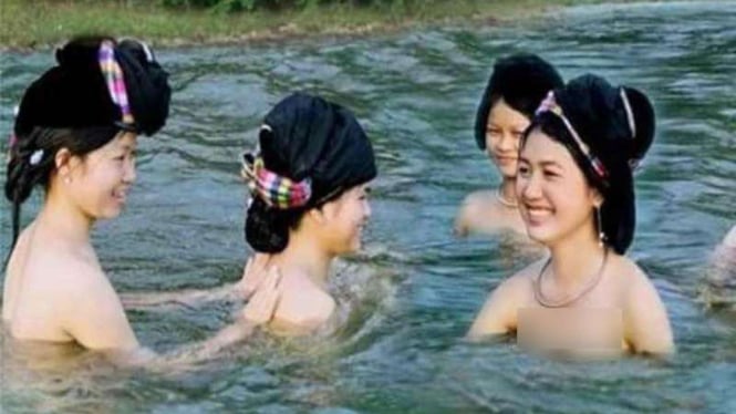 Foto gadis mandi di sungai.