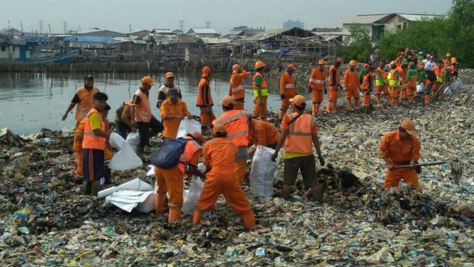 Petugas membersihkan sampah di Teluk Jakarta