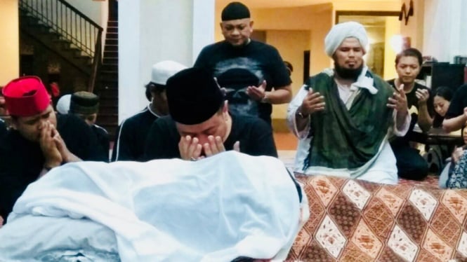 Duka Opick di samping jenazah istri