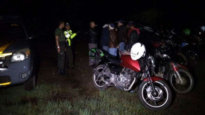 Tim SAR mencari empat orang pengunjung yang hilang di kawasan wisata air terjun Gunung Gunung Papandayan di Kabupaten Garut, Jawa Barat, pada Minggu malam, 18 Maret 2018.