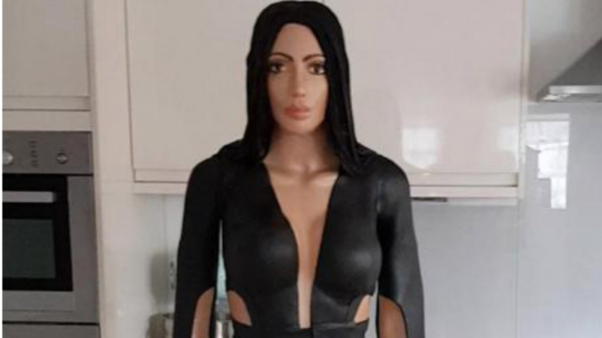 Kue ulang tahun berbentuk Kim Kardashian.