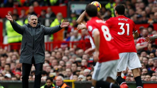 Manajer Manchester United, Jose Mourinho (kiri)