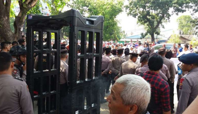 Massa pendukung JR Saragih demonstrasi di depan kantor Bawaslu Sumut