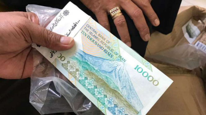 Barang bukti uang untuk perkara penggelapan dan penipuan dengan tersangka Taat Pribadi alias Dimas Kanjeng saat diserahkan kepada Kejaksaan Tinggi Jawa Timur di Surabaya pada Senin, 19 Maret 2018.