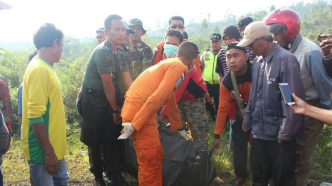 Tim SAR mengevakuasi satu jenazah korban tenggelam di air terjun Teko di Gunung Papandayan, Kabupaten Garut, Jawa Barat, pada Senin, 19 Maret 2018.