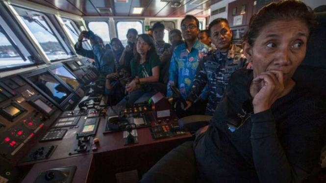 Menteri Susi Pudjiastuti di Bridge Kapal Rainbow Warrior, Greenpeace.