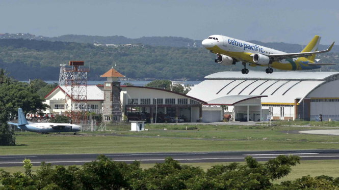Pesawat udara lepas landas di kawasan Bandara (Ilustrasi)