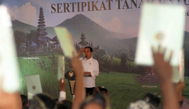 Kegiatan bagi-bagi sertifikat oleh Presiden Joko Widodo