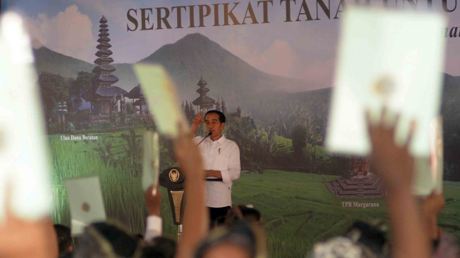 Kegiatan bagi-bagi sertifikat oleh Presiden Joko Widodo