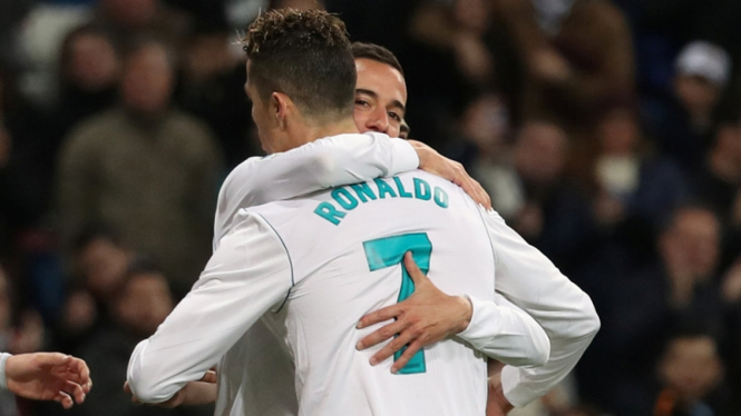 Pemain Real Madrid, Cristiano Ronaldo dan Lucas Vazquez merayakan gol.