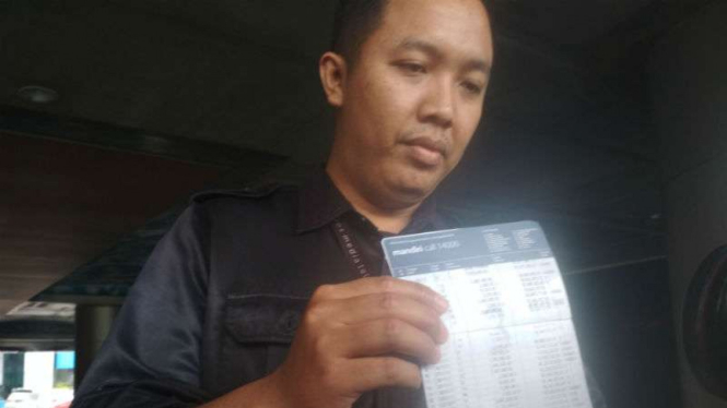 Petugas memeriksa ATM Mandiri di halaman gedung Graha Pena Jalan A Yani Surabaya, Jawa Timur, pada Senin, 19 Maret 2018.
