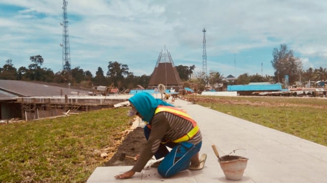 Pembangunan infrastruktur di perbatasan Papua. 