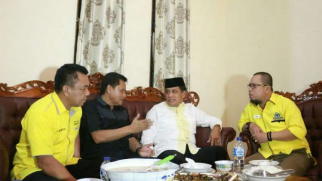 Ketua Partai Golkar Sulawesi Selatan Nurdin Halid berbincang dengan (kedua dari kanan).