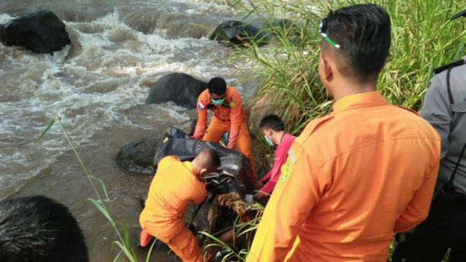 Tim SAR mengevakuasi satu jenazah korban tenggelam di air terjun Teko di Gunung Papandayan, Kabupaten Garut, Jawa Barat, pada Senin, 19 Maret 2018.