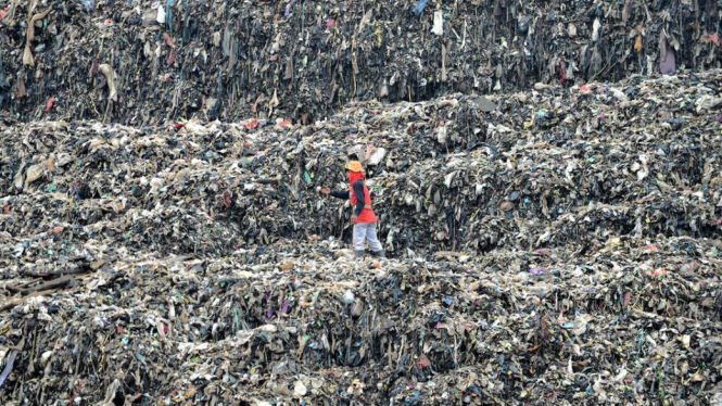 Pantai Kuta dipenuhi sampah yang dibawa oleh arus, Desember 2017.