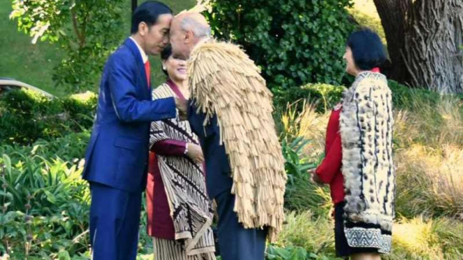Presiden Joko Widodo melakukan hongi dengan tetua Suku Maori.