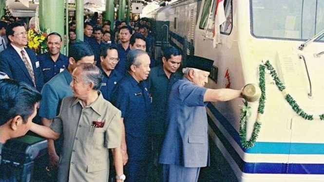 Presiden RI ke-2  Soeharto saat meresmikan KA Argo Gede di Stasiun Gambir.