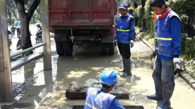 Pembersihan sampah kabel di Jalan Medan Merdeka Barat, Jakarta. 