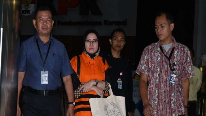 Hakim PN Tangerang Wahyu Widya Nurfitri (kedua kiri) mengenakan rompi KPK
