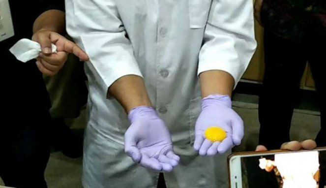 Telur diuji di  Balai Pengujian Mutu dan Sertifikasi Produk Hewan Jakarta