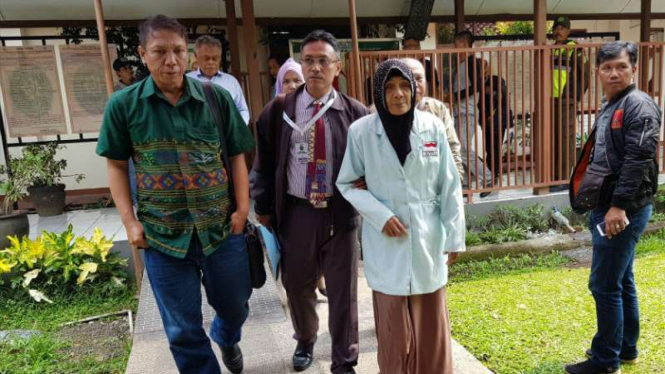 Cicih (kedua dari kanan), seorang ibu yang digugat empat anaknya, seusai sidang mediasi di Pengadilan Negeri Bandung pada Selasa, 20 Maret 2018.