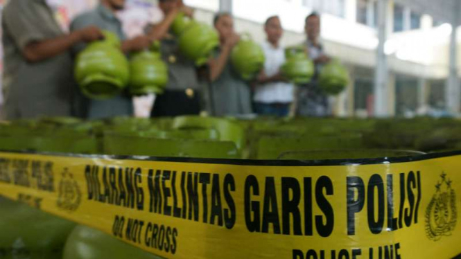 Ratusan gas dengan berukuran tiga kilogram disita polisi dari agen di wilayah Aceh Besar yang kedapatan menimbun dan menjual gas di atas harga normal pada Selasa, 20 Maret 2018.