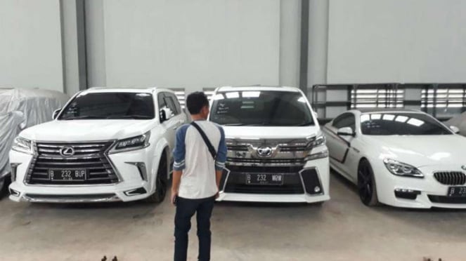 Mobil mewah Bupati Hulu Sungai Tengah, Abdul Latif 