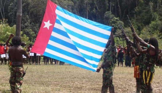 Pasukan TPNPB kibarkan bendera bintang kejora.