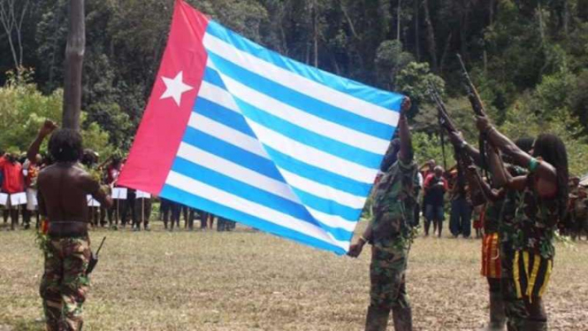 Pasukan TPNPB kibarkan bendera bintang kejora.