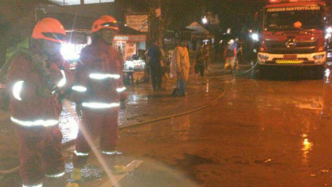 Petugas memeriksa lokasi banjir bandang di Kota Bandung, Selasa 20 Maret 2018.