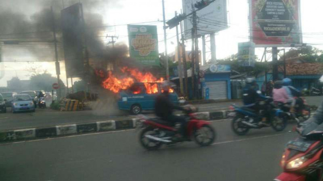 Sebuah mobil angkot terbakar di Jalan Raya Bogor simpang Juanda-Tol Cijago, Depok, Jawa Barat, pada Rabu pagi, 21 Maret 2018.