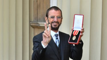 Ringo Starr menerima gelar bangsawan.