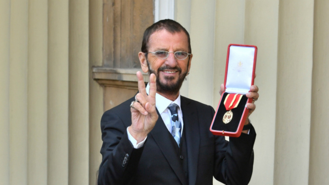 Ringo Starr menerima gelar bangsawan.