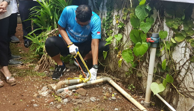 Wakil Gubernur DKI Jakarta, Sandiaga Uno memotong pipa air tanah di rumahnya