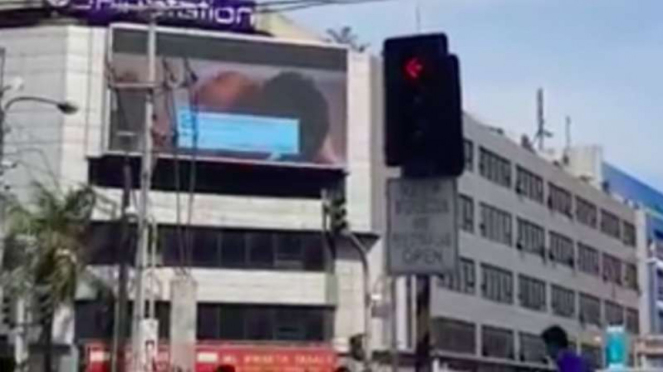 Adegan mesum videotron di salah satu jalanan Filipina.