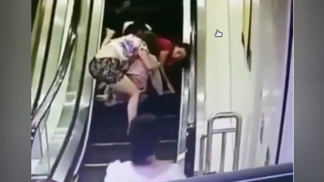 Wanita terjatuh di eskalator.