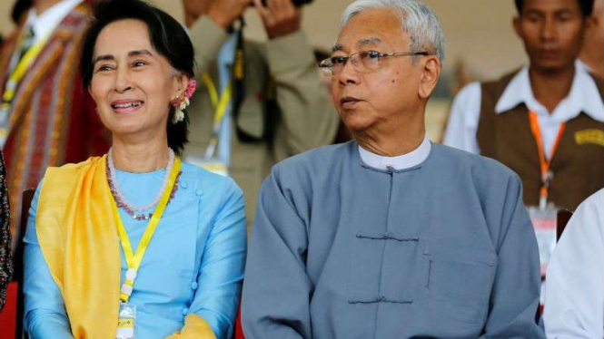 Presiden Myanmar Htin Kyaw (kanan) dan Aung San Suu Kyi