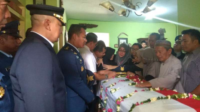 Jenazah Kolonel Penerbang M Jusuf Hanafie diberangkatkan menuju tempat pemakaman Marga Baka di kompleks Pangkalan TNI Angkatan Udara Abdurahman Saleh, Malang, Jawa Timur, pada Rabu, 21 Maret 2018.