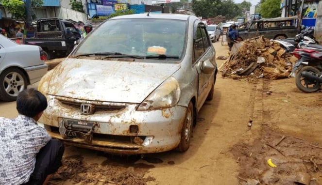 Mobil terendam lumpur banjir di Cicaheum, Kota Bandung, Jawa Barat