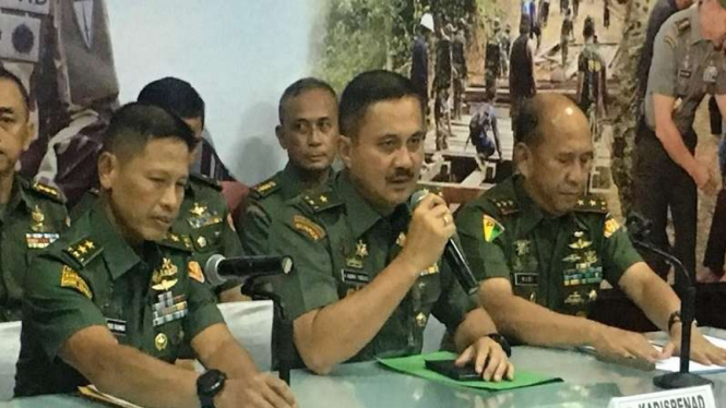 Kadispen TNI AD  (tengah) Brigjen TNI Alfret Denny Tuejuh memberikan keterangan pers