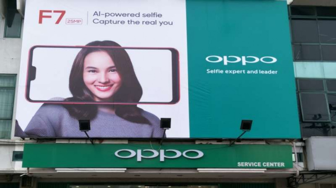 Penampakan billboard Oppo F7