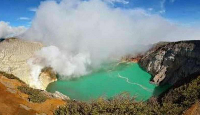 Kawah di puncak Gunung Ijen yang semburkan gas beracun.